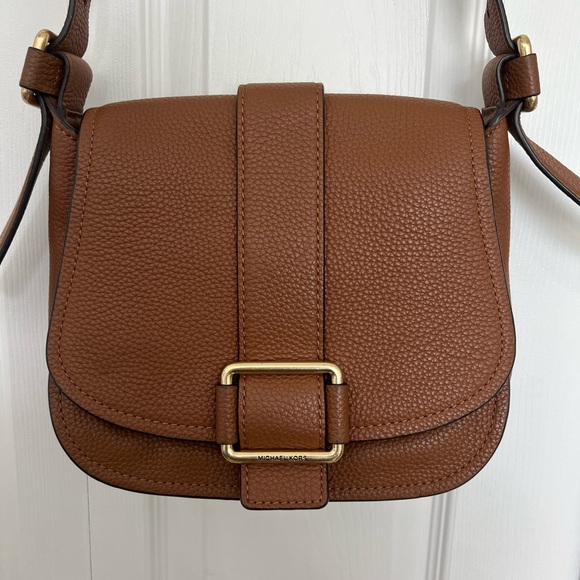 Michael Kors Handbags - Michael Kors Pebble Leather Tan Crossbody!